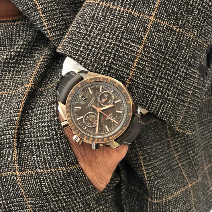 Omega horloge met een kast in keramiek, met een wijzerplaat in het grijs en een diameter van 44