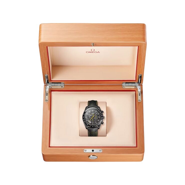 Omega horloge met een kast in keramiek, met een wijzerplaat in het zwart en een diameter van 44 mm