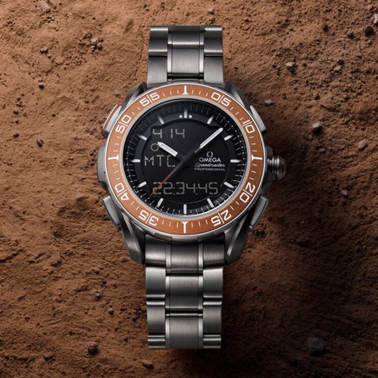 Omega horloge met een kast in titanium, met een wijzerplaat in het zwart en een diameter van 45