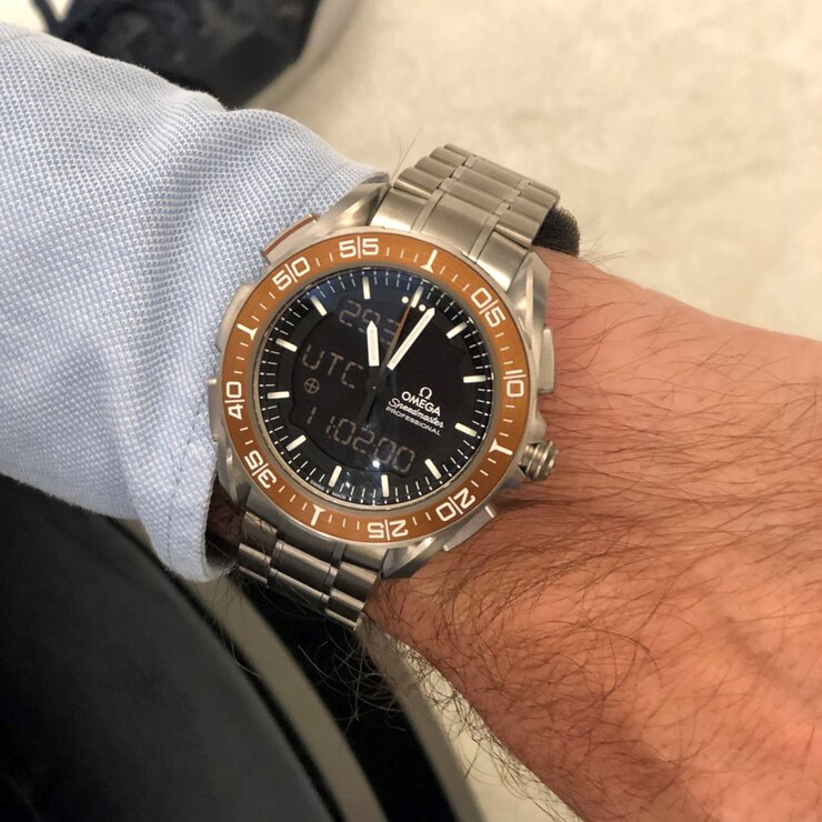 Omega horloge met een kast in titanium, met een wijzerplaat in het zwart en een diameter van 45