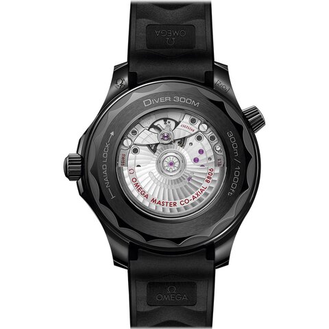 Omega horloge met een kast in keramiek, met een wijzerplaat in het zwart en een diameter van 43.5 mm