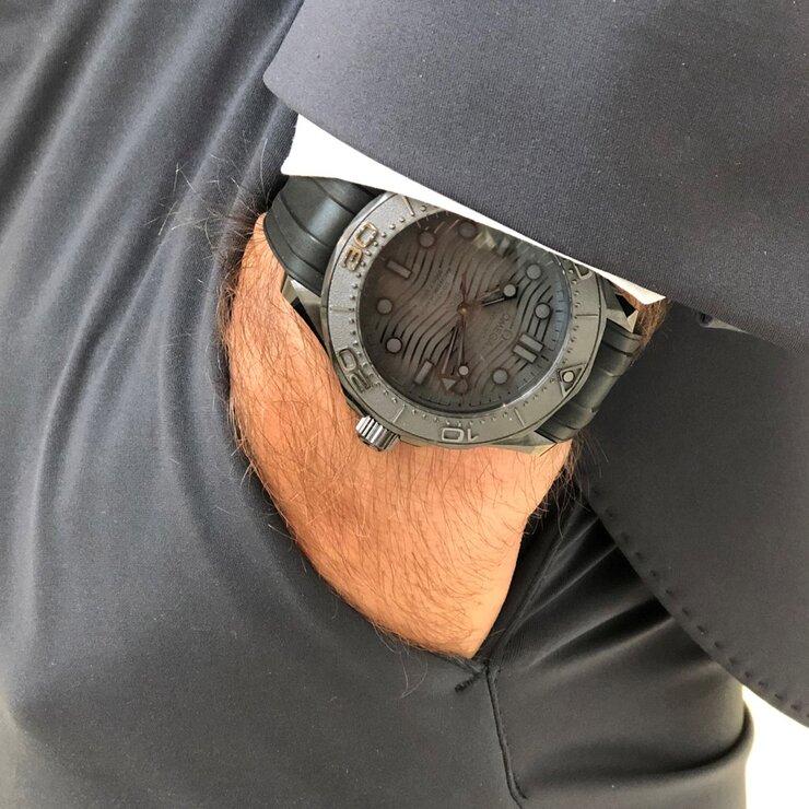 Omega horloge met een kast in keramiek, met een wijzerplaat in het zwart en een diameter van 43,5