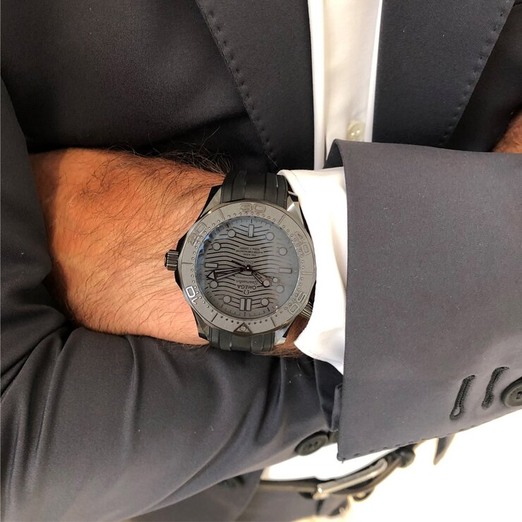 Omega horloge met een kast in keramiek, met een wijzerplaat in het zwart en een diameter van 43,5