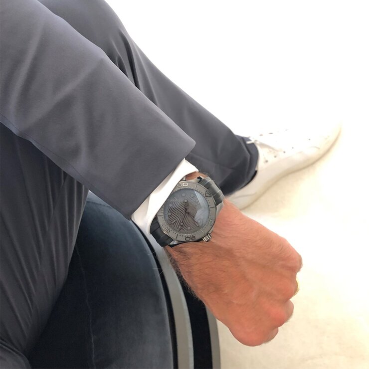 Omega horloge met een kast in keramiek, met een wijzerplaat in het zwart en een diameter van 43,5