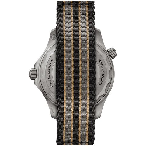 Omega horloge met een kast in titanium, met een wijzerplaat in het zwart en een diameter van 42 mm