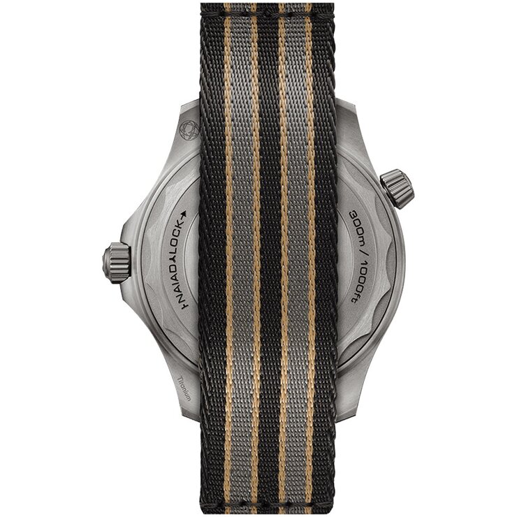 Omega horloge met een kast in titanium, met een wijzerplaat in het zwart en een diameter van 42