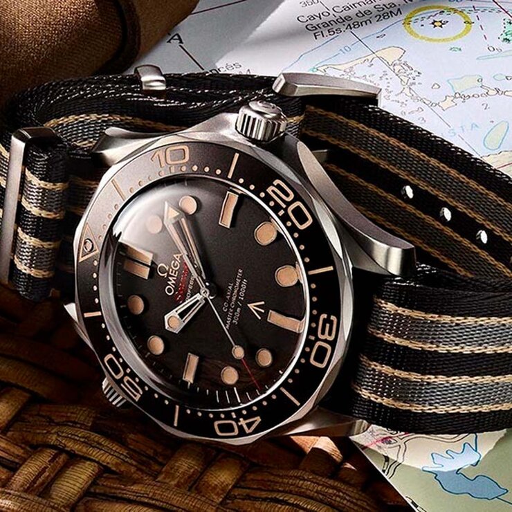 Omega horloge met een kast in titanium, met een wijzerplaat in het zwart en een diameter van 42