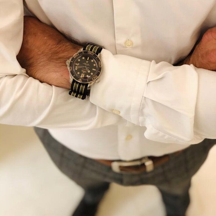 Omega horloge met een kast in titanium, met een wijzerplaat in het zwart en een diameter van 42