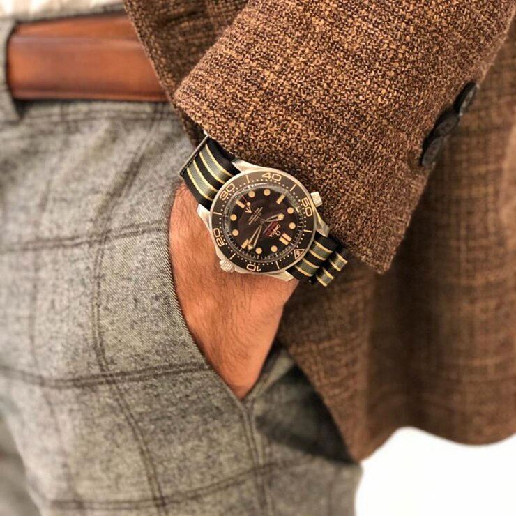 Omega horloge met een kast in titanium, met een wijzerplaat in het zwart en een diameter van 42