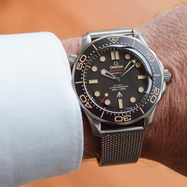 Omega horloge met een kast in titanium, met een wijzerplaat in het zwart en een diameter van 42 mm