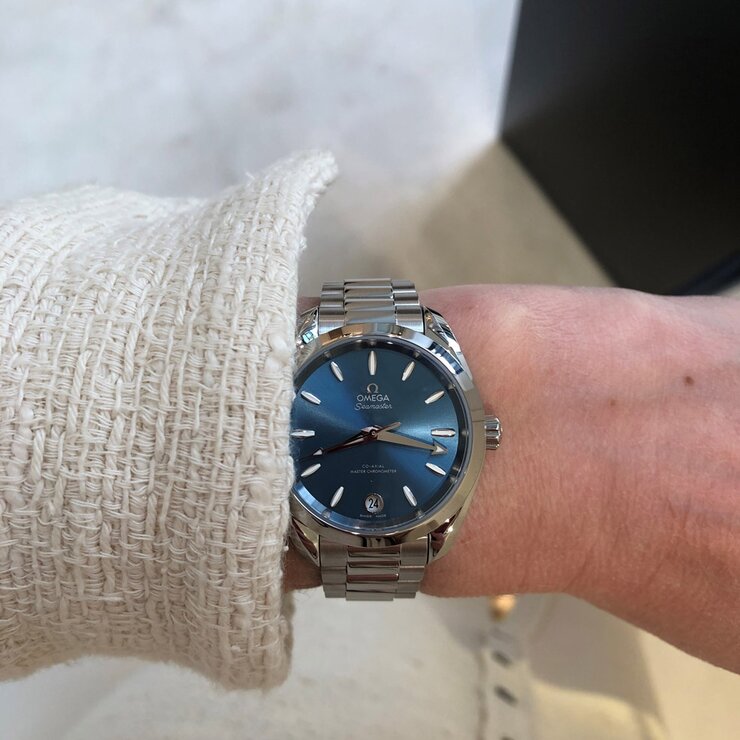 Omega horloge met een kast in staal, met een wijzerplaat in het blauw en een diameter van 34