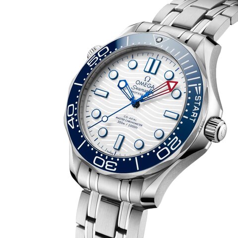 Omega horloge met een kast in staal, met een wijzerplaat in het wit en een diameter van 42 mm