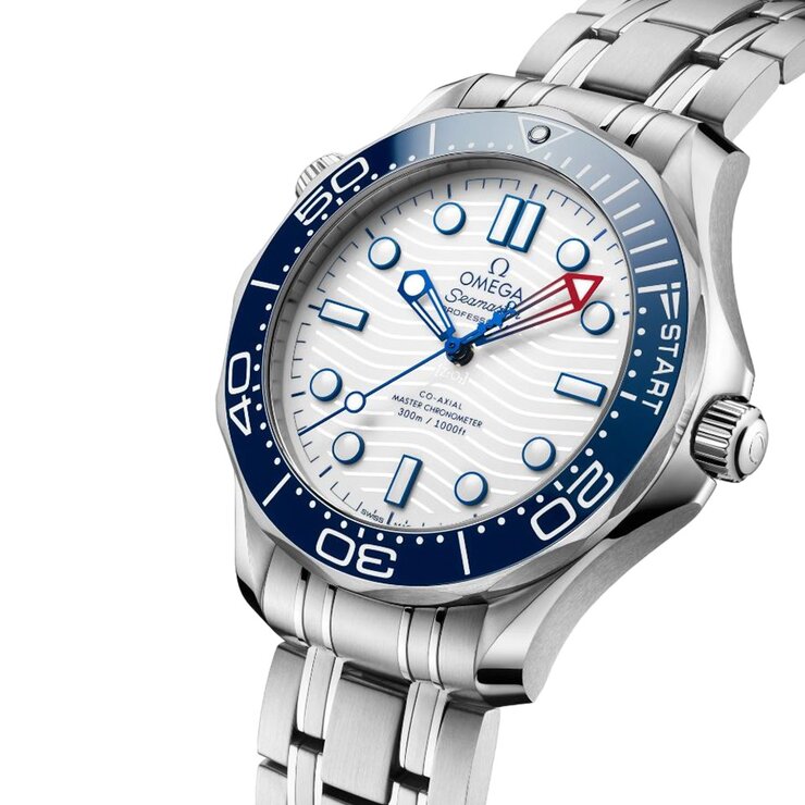 Omega horloge met een kast in staal, met een wijzerplaat in het wit en een diameter van 42 mm