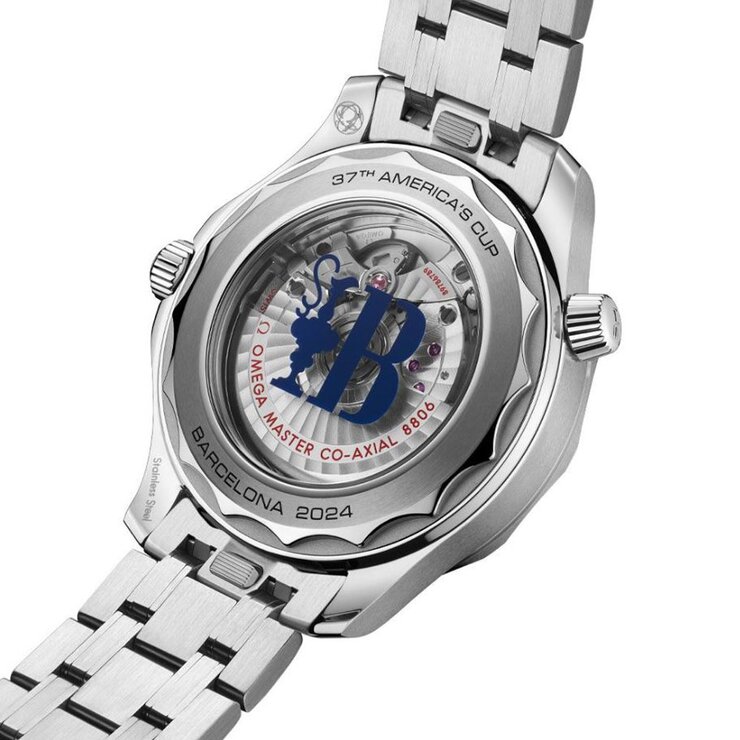 Omega horloge met een kast in staal, met een wijzerplaat in het wit en een diameter van 42 mm