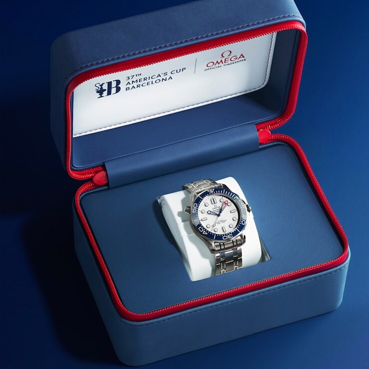 Omega horloge met een kast in staal, met een wijzerplaat in het wit en een diameter van 42 mm