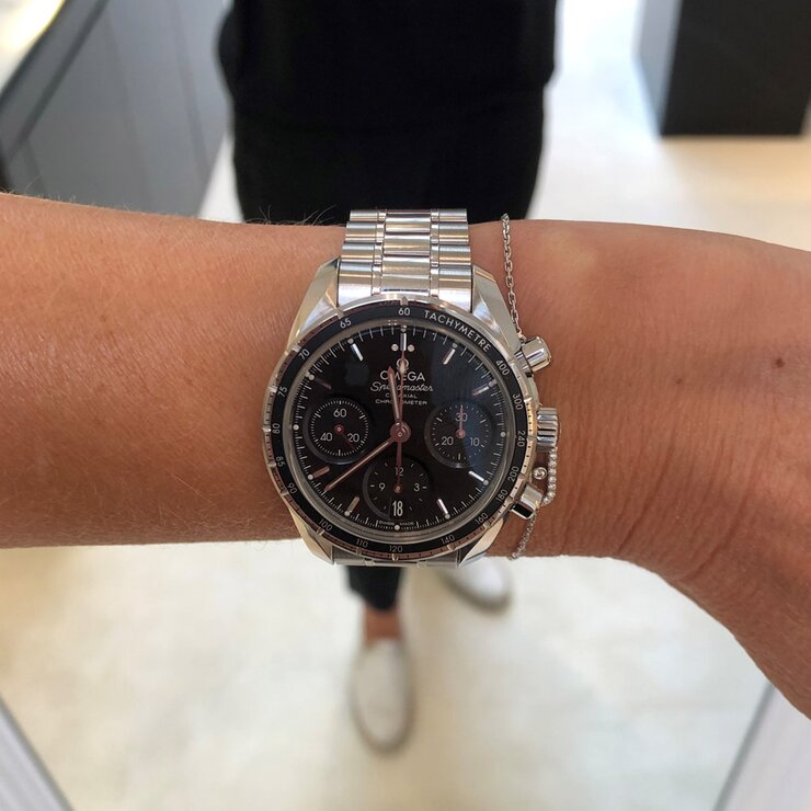 Omega horloge met een kast in staal, met een wijzerplaat in het zwart en een diameter van 38 mm