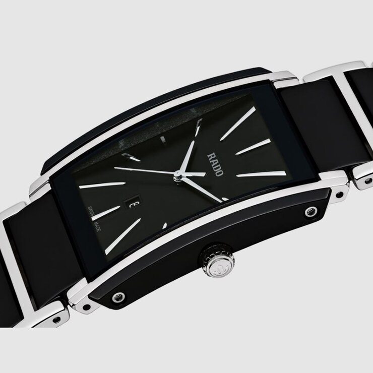 Rado horloge met een kast in staal en een wijzerplaat in het zwart