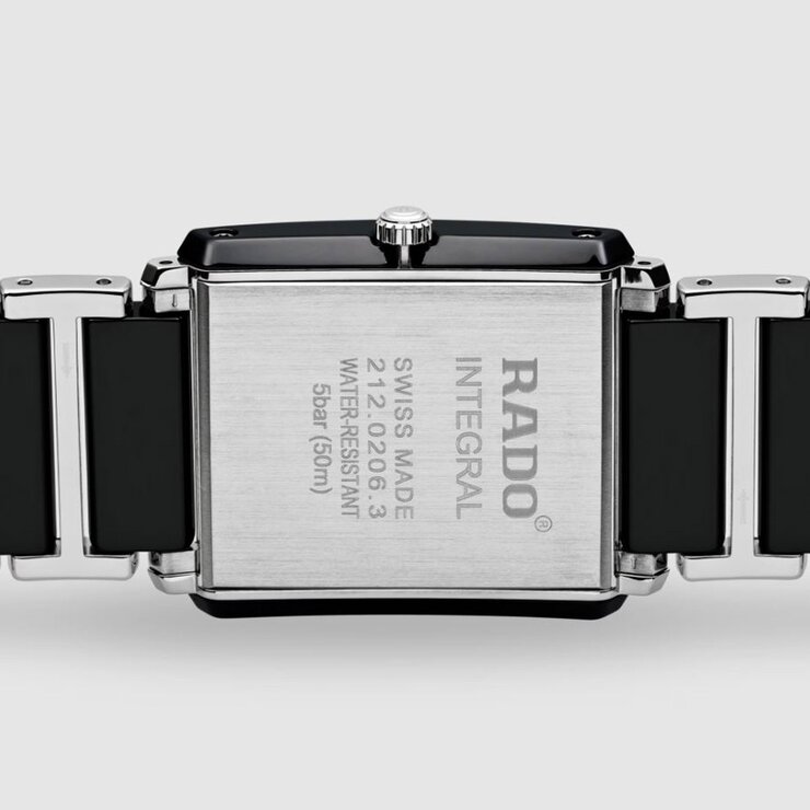 Rado horloge met een kast in staal en een wijzerplaat in het zwart