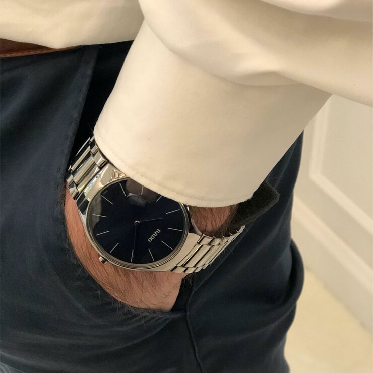 montre Rado avec un boîtier en céramique, un cadran bleu et un diamètre de 39