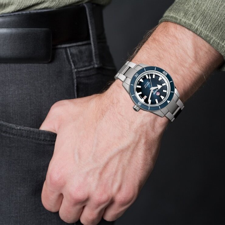 Rado horloge met een kast in staal, met een wijzerplaat in het blauw en een diameter van 42