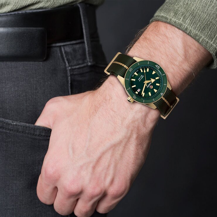 Rado horloge met een kast in brons, met een wijzerplaat in het groen en een diameter van 42