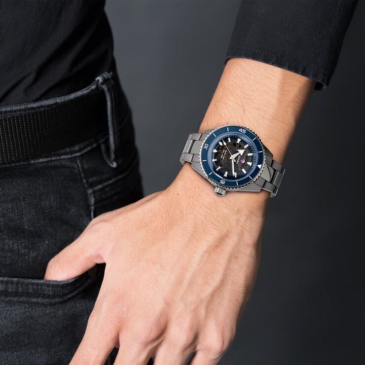 montre Rado avec un boîtier en céramique, un cadran noir et un diamètre de 43