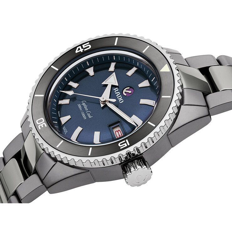 Rado horloge met een kast in keramiek, met een wijzerplaat in het blauw en een diameter van 43 mm