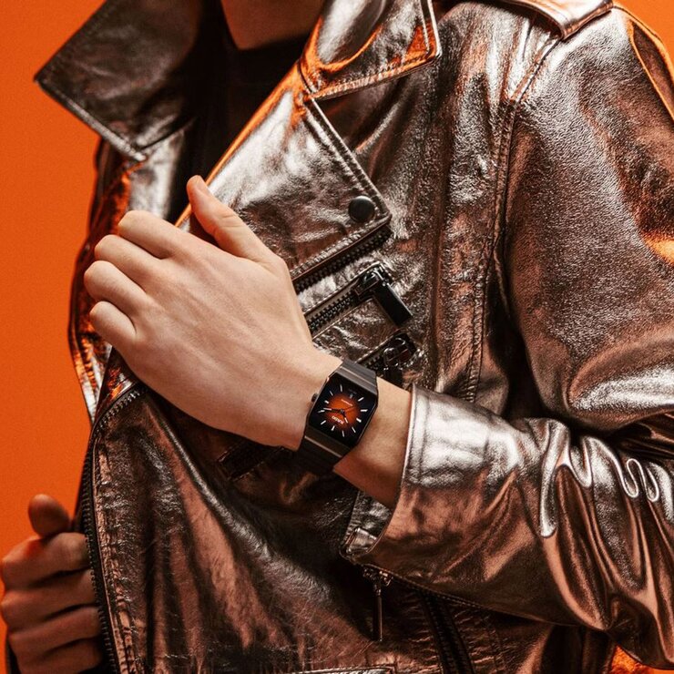 Rado horloge met een kast in keramiek en een wijzerplaat in het oranje