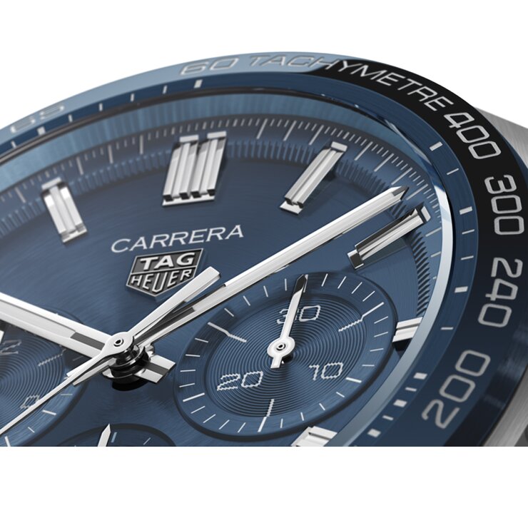 montre TAG Heuer avec un boîtier en acier, un cadran bleu et un diamètre de 44