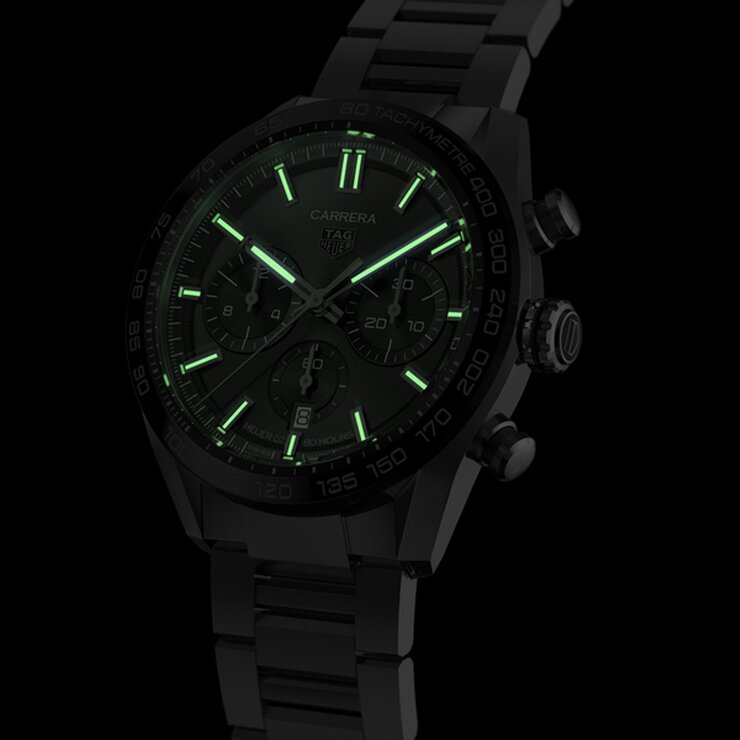 montre TAG Heuer avec un boîtier en acier, un cadran bleu et un diamètre de 44