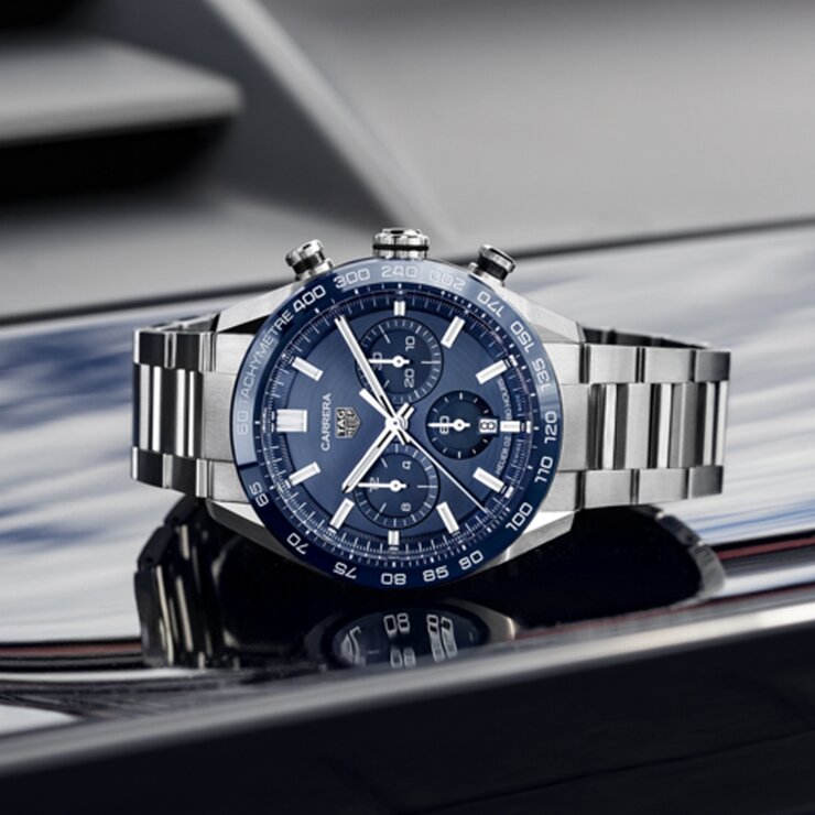 montre TAG Heuer avec un boîtier en acier, un cadran bleu et un diamètre de 44