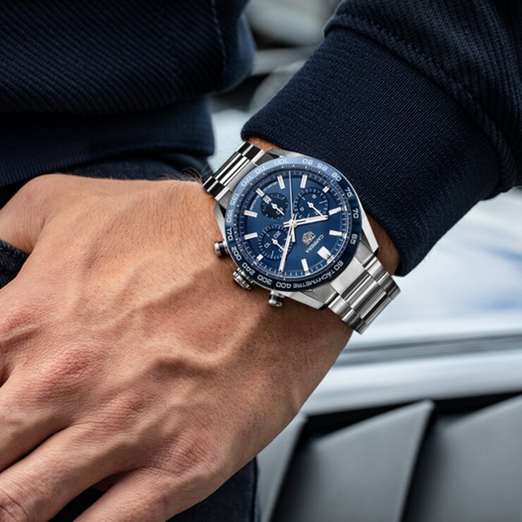 montre TAG Heuer avec un boîtier en acier, un cadran bleu et un diamètre de 44