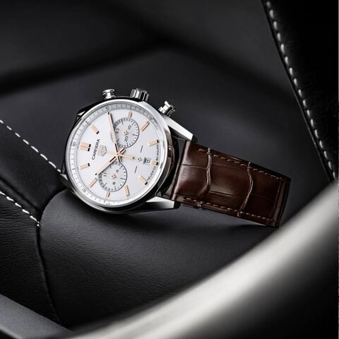 TAG Heuer horloge met een kast in staal, met een wijzerplaat in het wit en een diameter van 42 mm