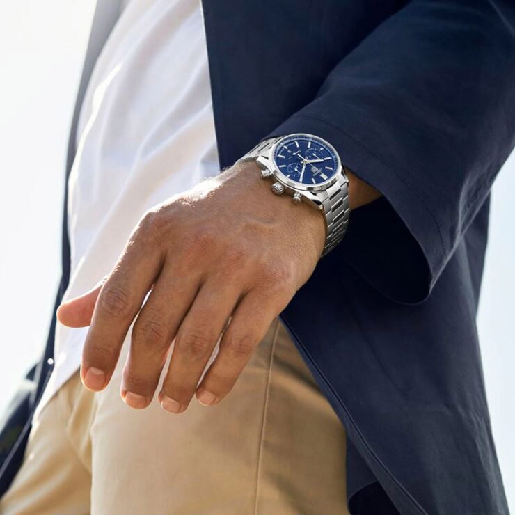 TAG Heuer horloge met een kast in staal, met een wijzerplaat in het blauw en een diameter van 42
