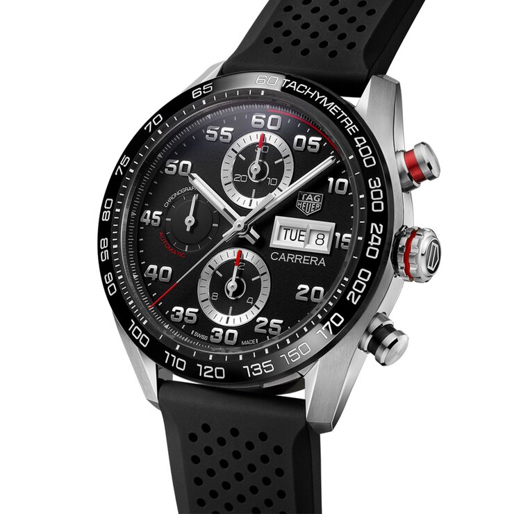 montre TAG Heuer avec un boîtier en acier, un cadran noir et un diamètre de 44