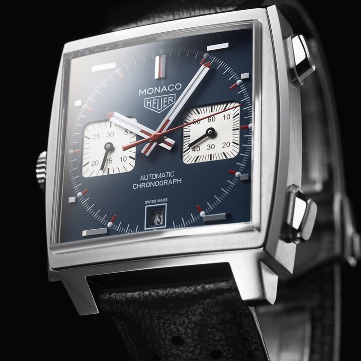 TAG Heuer horloge met een kast in staal, met een wijzerplaat in het blauw en een diameter van 39