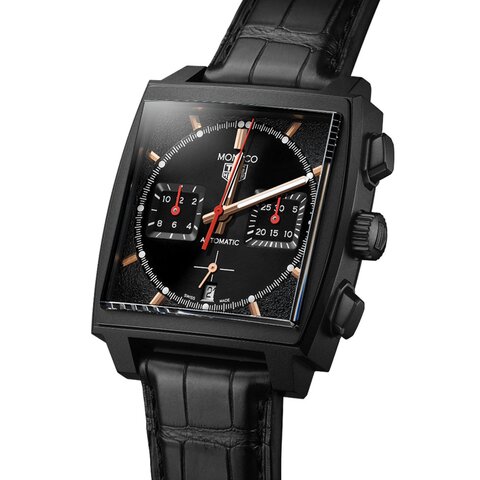 TAG Heuer horloge met een kast in titanium, met een wijzerplaat in het zwart en een diameter van 39 mm