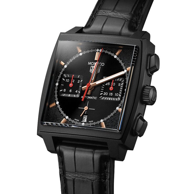TAG Heuer horloge met een kast in titanium, met een wijzerplaat in het zwart en een diameter van 39