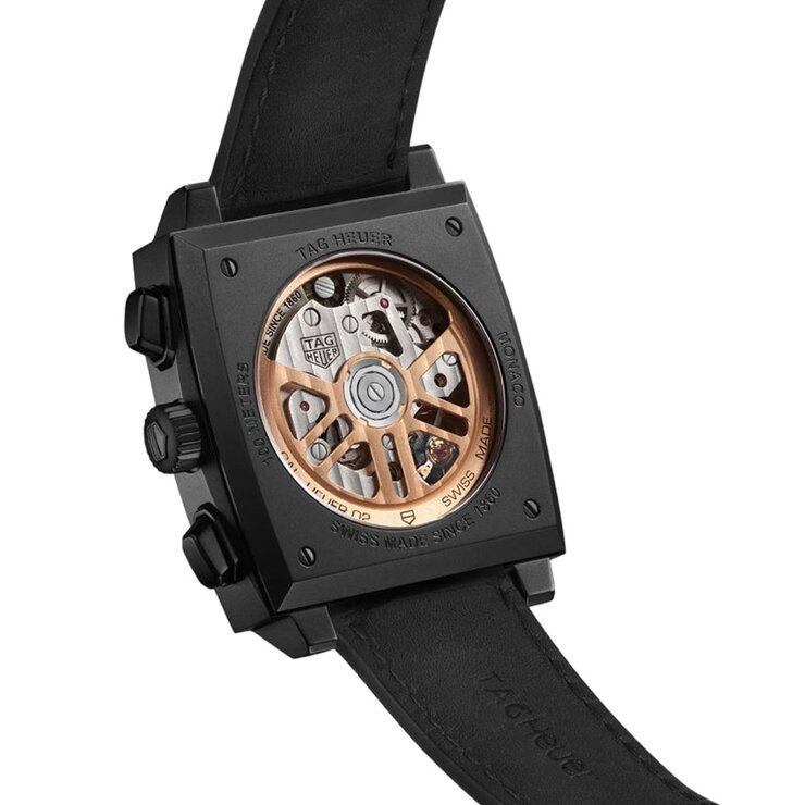 TAG Heuer horloge met een kast in titanium, met een wijzerplaat in het zwart en een diameter van 39