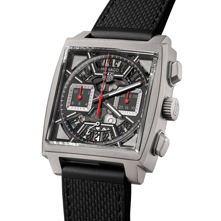 montre TAG Heuer avec un boîtier en titane, un cadran gris et un diamètre de 39