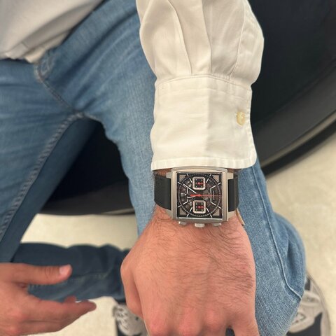 TAG Heuer horloge met een kast in titanium, met een wijzerplaat in het grijs en een diameter van 39 mm