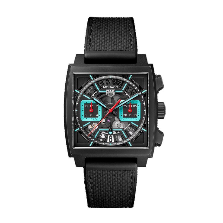 TAG Heuer horloge met een kast in titanium, met een wijzerplaat in het zwart en een diameter van 39
