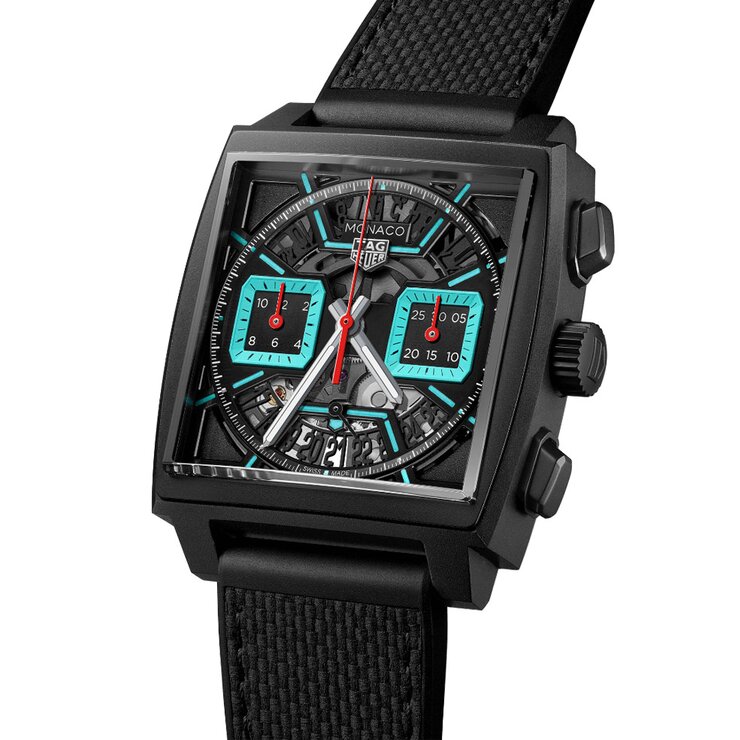 TAG Heuer horloge met een kast in titanium, met een wijzerplaat in het zwart en een diameter van 39