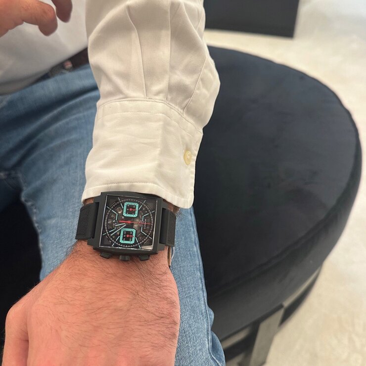 TAG Heuer horloge met een kast in titanium, met een wijzerplaat in het zwart en een diameter van 39
