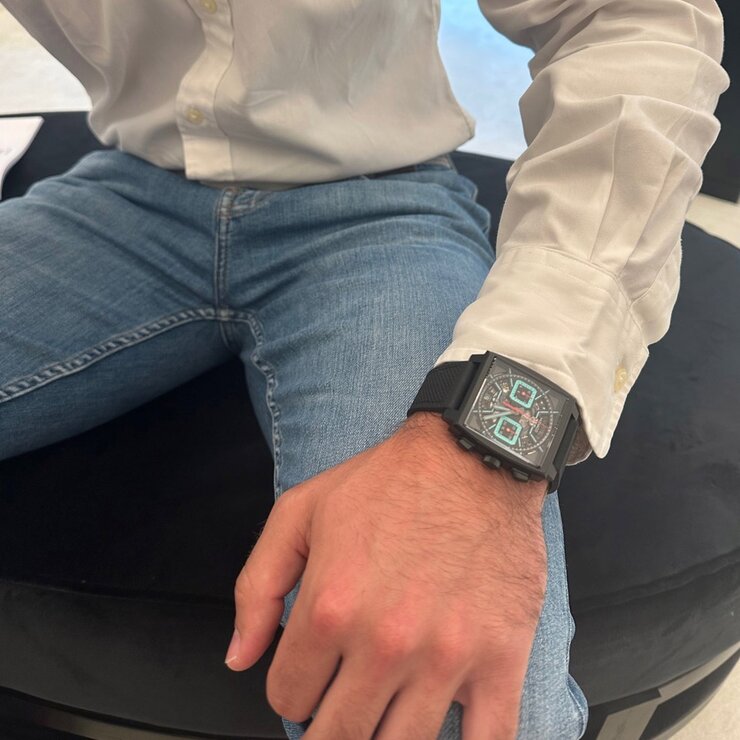 TAG Heuer horloge met een kast in titanium, met een wijzerplaat in het zwart en een diameter van 39