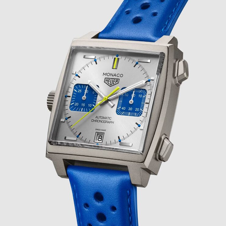 TAG Heuer horloge met een kast in titanium, met een wijzerplaat in het zilver en een diameter van 39 mm
