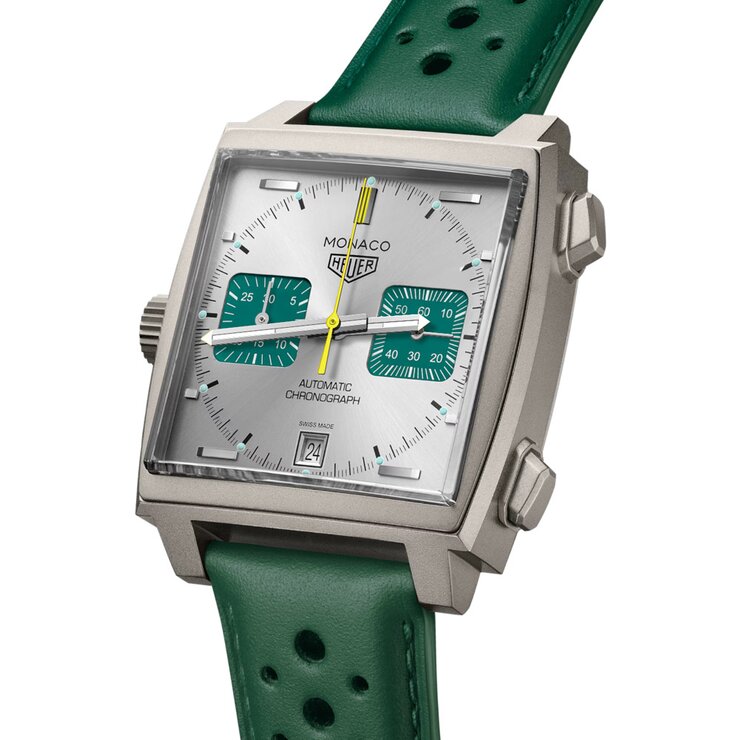 TAG Heuer horloge met een kast in titanium, met een wijzerplaat in het zilver en een diameter van 39 mm