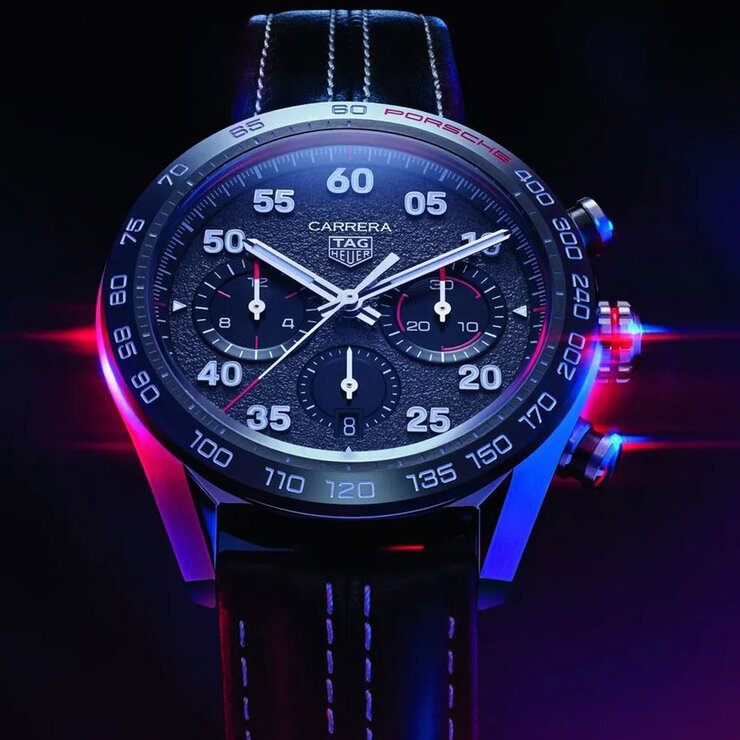 TAG Heuer horloge met een kast in staal, met een wijzerplaat in het grijs en een diameter van 44 mm