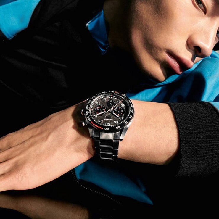 montre TAG Heuer avec un boîtier en acier, un cadran gris et un diamètre de 44 mm