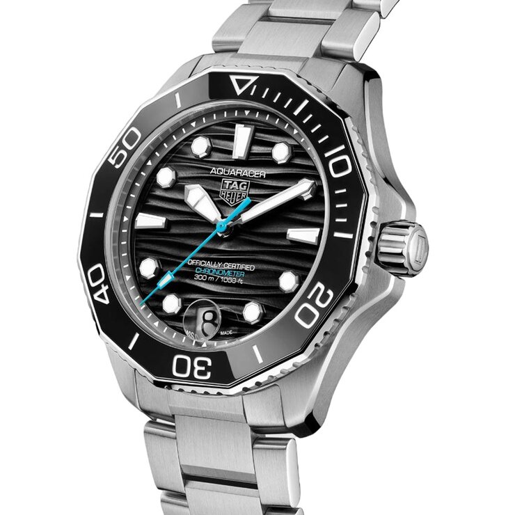 TAG Heuer horloge met een kast in staal, met een wijzerplaat in het zwart en een diameter van 42 mm